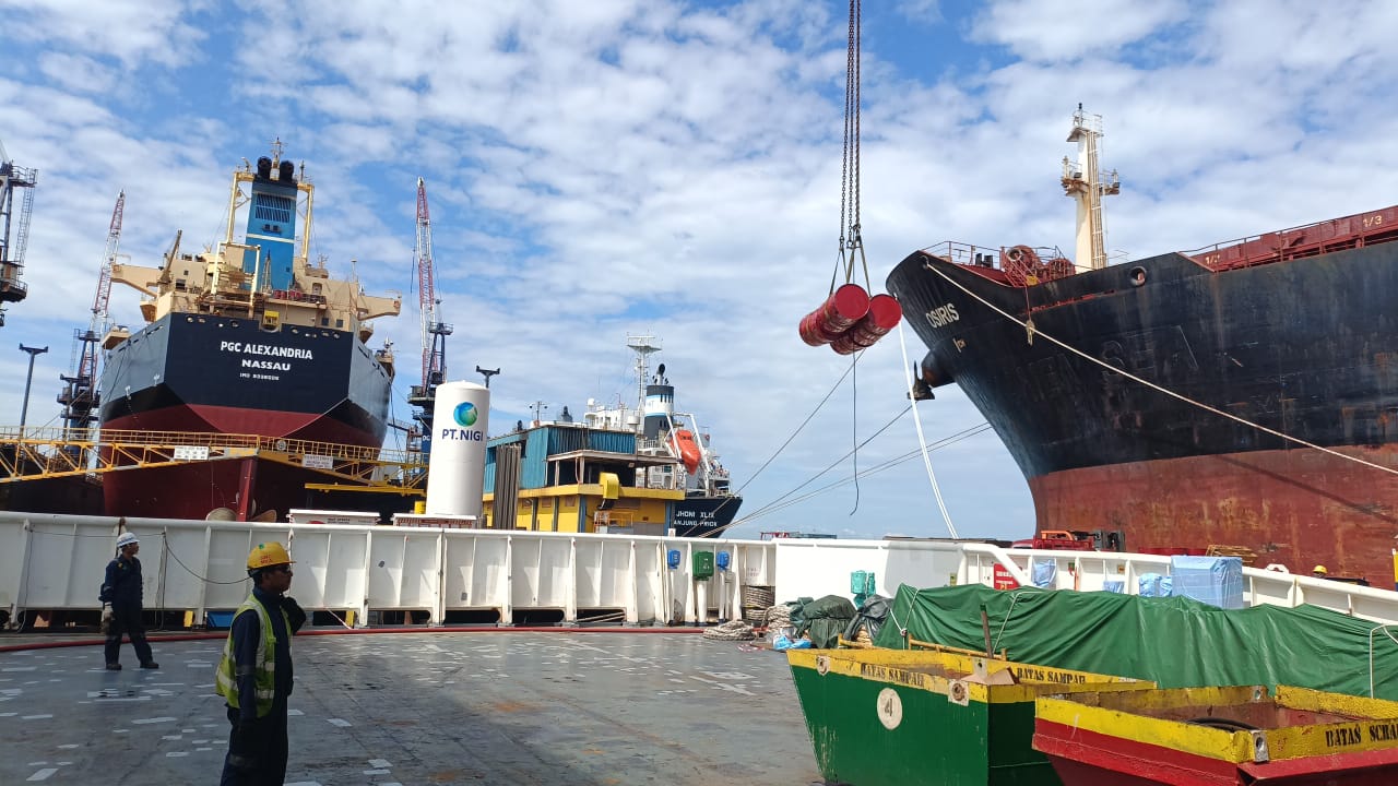 Oil loading process of 12 drums Photo