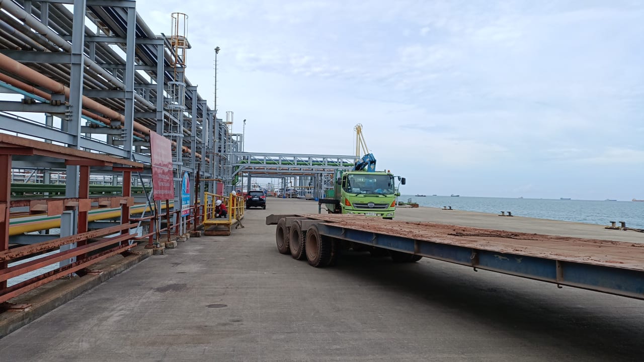 Raise the gangway to the trailer Photo